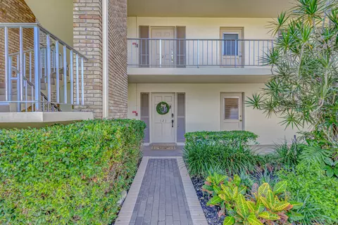 5560 Tamberlane Cir #127, Palm Beach Gardens, FL 33418