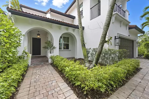 981 Mill Creek Dr, Palm Beach Gardens, FL 33410