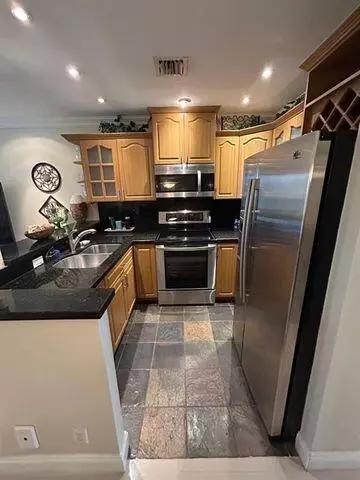 9141 Sunrise Lakes Blvd #208, Sunrise, FL 33322