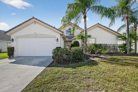 2725 Pointe Cir, Greenacres, FL 33413
