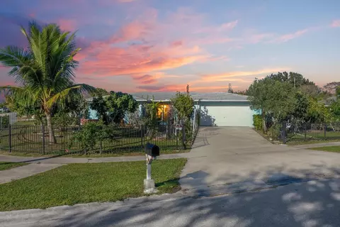 205 NE Ardsley Dr, Port Saint Lucie, FL 34983