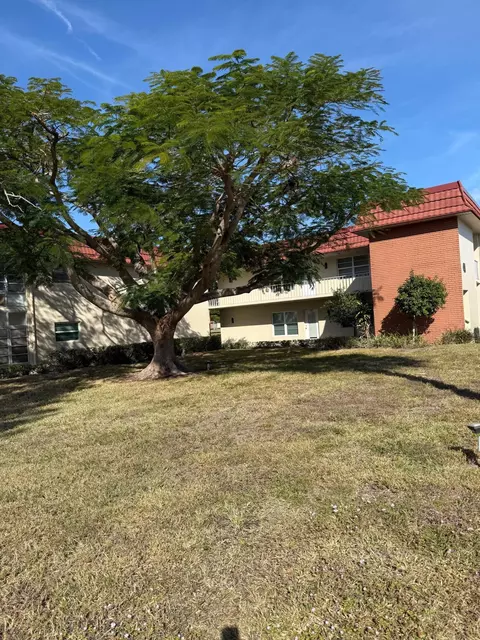 41 Woodland Dr #102, Vero Beach, FL 32962