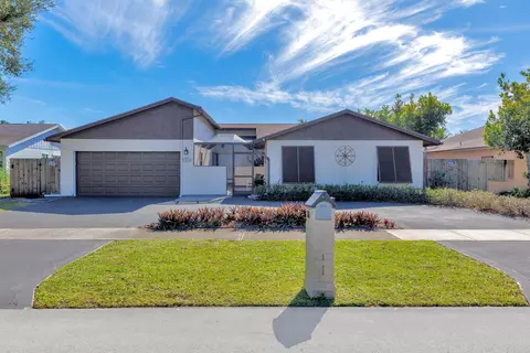 3880 NW 2nd Ct, Deerfield Beach, FL 33442