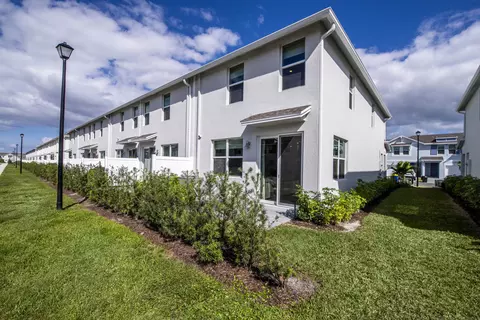Exterior - 5735 SEdgewater Cir, Stuart, FL 34997 photo 4 of 8