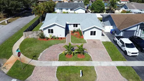 8209 SW 12th St, North Lauderdale, FL 33068