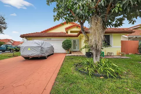 19065 NW 85th Ct, Hialeah, FL 33015
