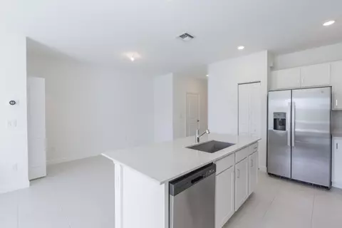 Kitchen - 620 SE Lake Falls St, Stuart, FL 34994 photo 5 of 8