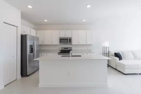 Kitchen - 620 SE Lake Falls St, Stuart, FL 34994 photo 6 of 8