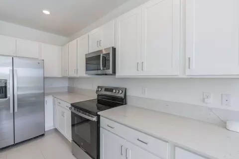 Kitchen - 620 SE Lake Falls St, Stuart, FL 34994 photo 2 of 8
