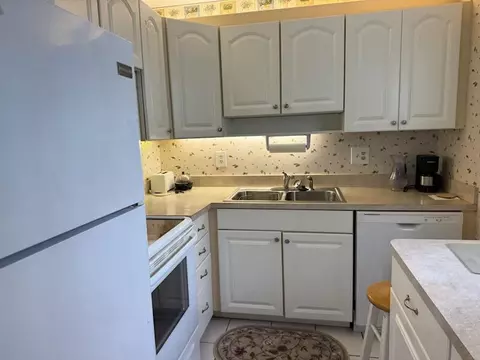 Kitchen - 2600 SE Ocean Blvd #E5, Stuart, FL 34996 photo 1 of 1