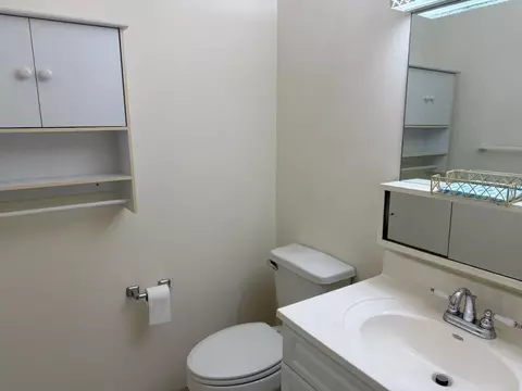 Bath - 2600 SE Ocean Blvd #E5, Stuart, FL 34996 photo 1 of 2