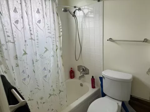Bath - 2600 SE Ocean Blvd #E5, Stuart, FL 34996 photo 2 of 2