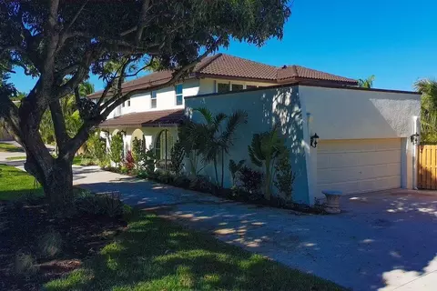 Exterior - 37 E High Point Rd, Sewalls Point, FL 34996 photo 6 of 14