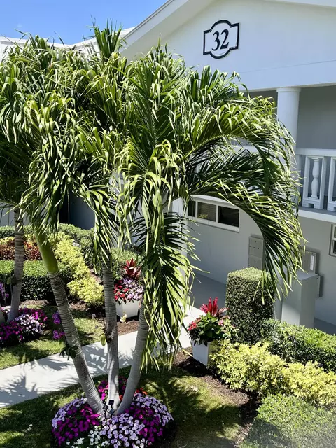 32 Colonial Club Dr #203, Boynton Beach, FL 33435
