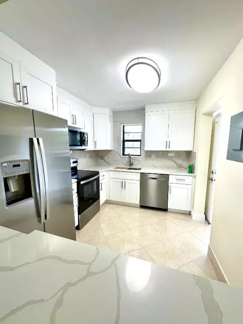 9440 SW 8th St #109, Boca Raton, FL 33428