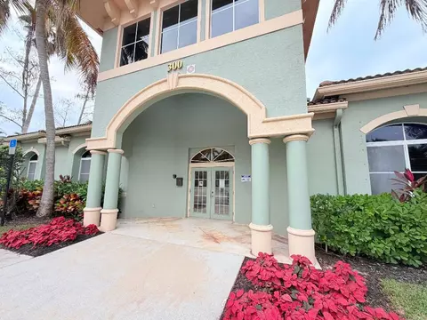 330 Crestwood Cir N #202, Royal Palm Beach, FL 33411