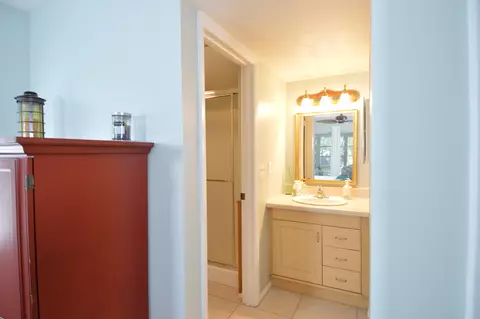 Bath - 3272 SE Aster Ln #G249, Stuart, FL 34994 photo 4 of 5