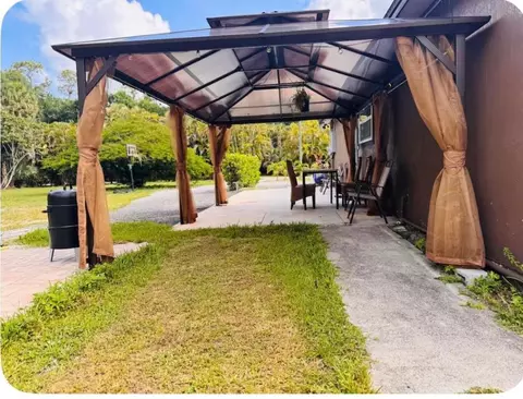 214 Westwood Cir E, West Palm Beach, FL 33411