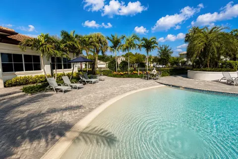 Exterior - 4330 Lago Dr, Lighthouse Point, FL 33064 photo 11 of 12