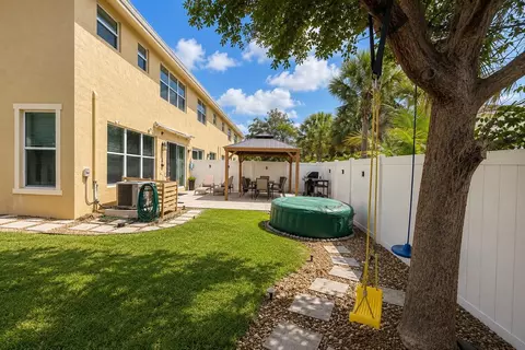 Exterior - 4330 Lago Dr, Lighthouse Point, FL 33064 photo 9 of 12
