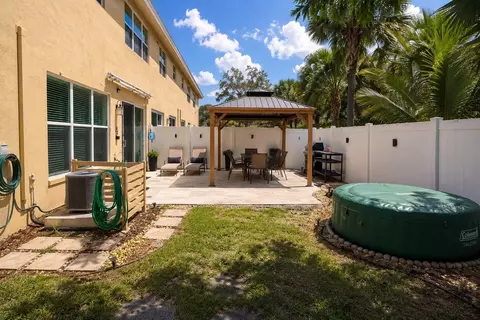 Exterior - 4330 Lago Dr, Lighthouse Point, FL 33064 photo 8 of 12