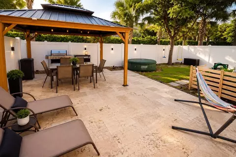 Exterior - 4330 Lago Dr, Lighthouse Point, FL 33064 photo 5 of 12