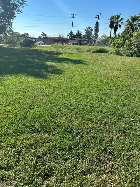 501 W Baines Ter, Pahokee, FL 33476