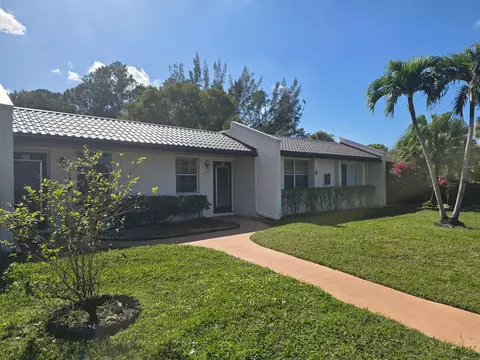 118 Lake Olive Dr, West Palm Beach, FL 33411