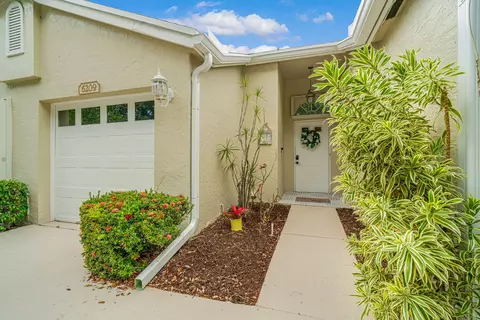 6209 Pond Tree Ct, Greenacres, FL 33463