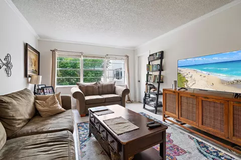 1516 S Lakeside Dr #207, Lake Worth Beach, FL 33460
