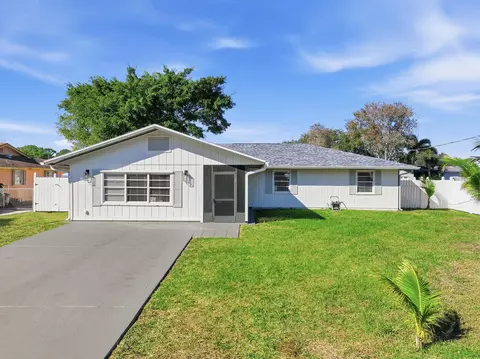 5501 Palm Dr, Fort Pierce, FL 34982