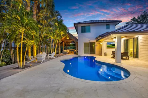 9806 SE Landing Pl, Tequesta, FL 33469