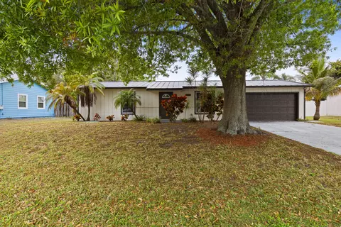 762 NE Lanfair St, Port Saint Lucie, FL 34983