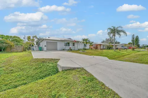 520 NW Azalea Ave, Port Saint Lucie, FL 34983