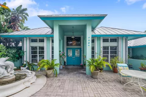 8862 Estate Dr, West Palm Beach, FL 33411