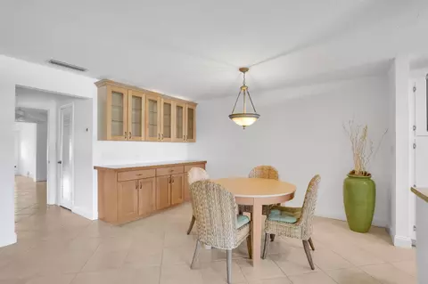 250 High Point Ct #B, Boynton Beach, FL 33435