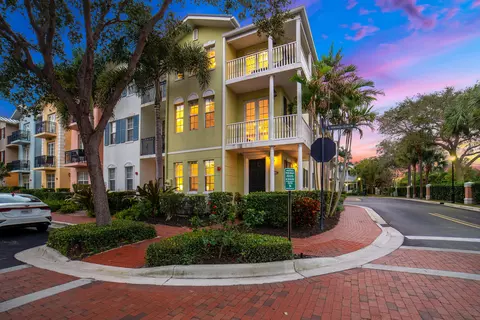 1002 E Heritage Club Cir, Delray Beach, FL 33483