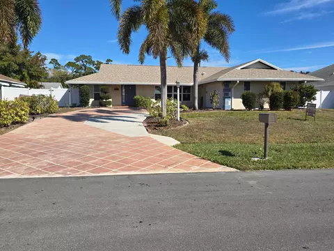 1011 SE Spinnaker Ave, Port Saint Lucie, FL 34983