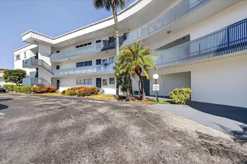 200 Waterway Dr S #104, Lantana, FL 33462