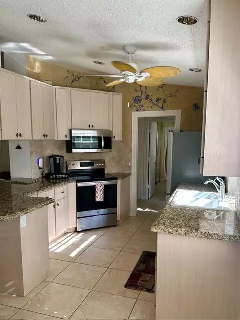 Kitchen - 262 Brier Cir, Jupiter, FL 33458 photo 4 of 4
