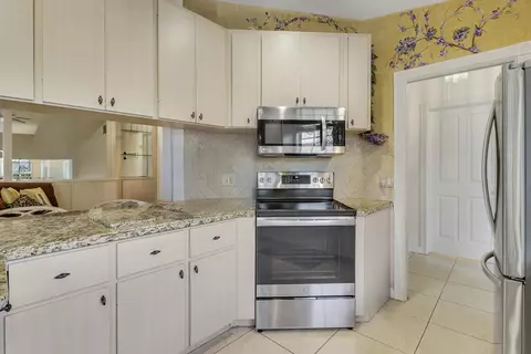Kitchen - 262 Brier Cir, Jupiter, FL 33458 photo 2 of 4