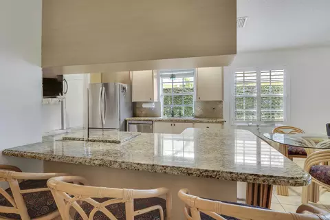 Kitchen - 262 Brier Cir, Jupiter, FL 33458 photo 3 of 4