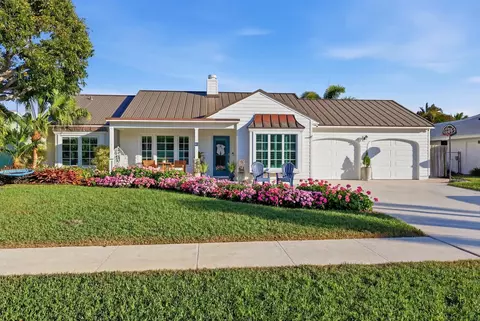 61 Pinehill W, Tequesta, FL 33469