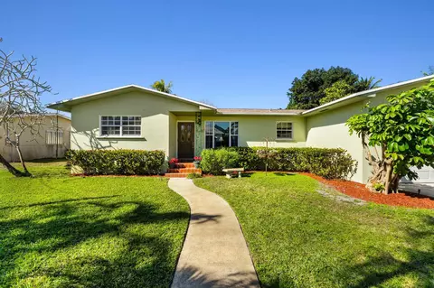 7405 W W Lk, Lake Clarke Shores, FL 33406