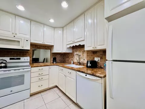 150 Lake Meryl Dr #247, West Palm Beach, FL 33411