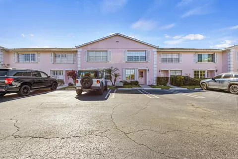218 Foxtail Dr #B, Greenacres, FL 33415