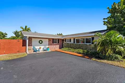 1401 N Lake Ct, Lake Clarke Shores, FL 33406