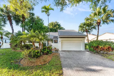 37 Clubhouse Ln, Boynton Beach, FL 33436