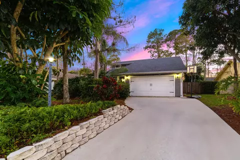 1045 Raintree Ln, Wellington, FL 33414