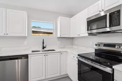 Kitchen - 5232 SE 55th Ter, Stuart, FL 34997 photo 3 of 5